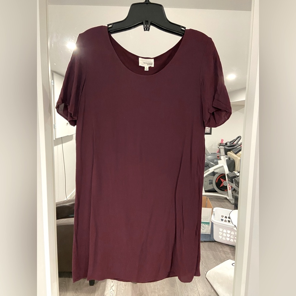 Aritizia Wilfred Free short sleeve burgundy dress